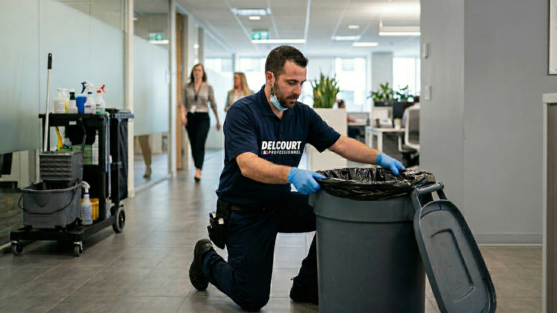 Homme vidant poubelle en entreprise
